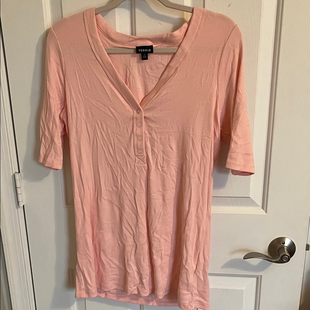 Torrid Light Pink Button-Front V-Neck Elbow Tee Size 2 EUC